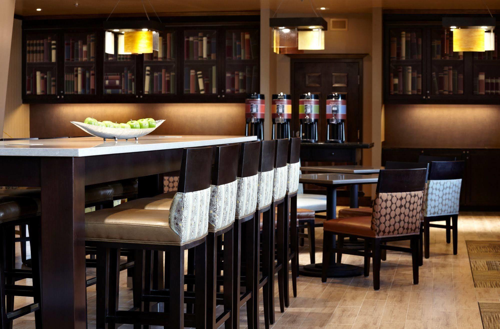 Hampton Inn & Suites Montreal-Dorval Exteriör bild